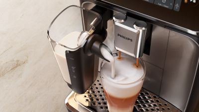 Philips Series 3300 EP3347/90 LatteGo Kaffeevollautomat – Schwarz-Chrom – Zubereitung einer Milchspezialität