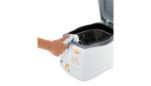 Rise and fall frying basket prevents oil splashes