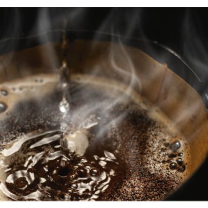 Un caffè caldo e delizioso, in un design elegante