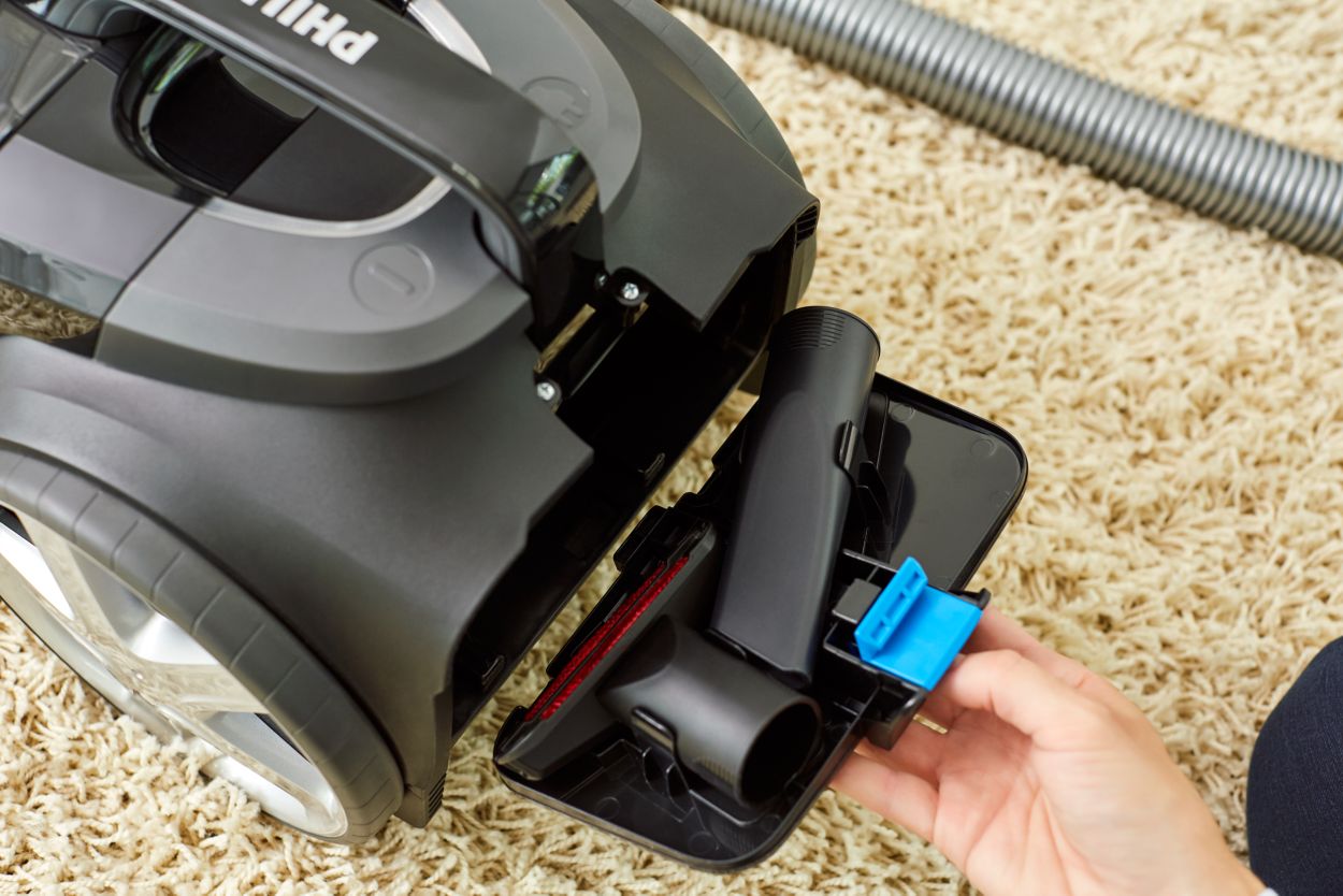 Philips PowerPro Expert Aspirapolvere Senza Sacco 900W - Con Filtro H13 E Spazzola TriActive
